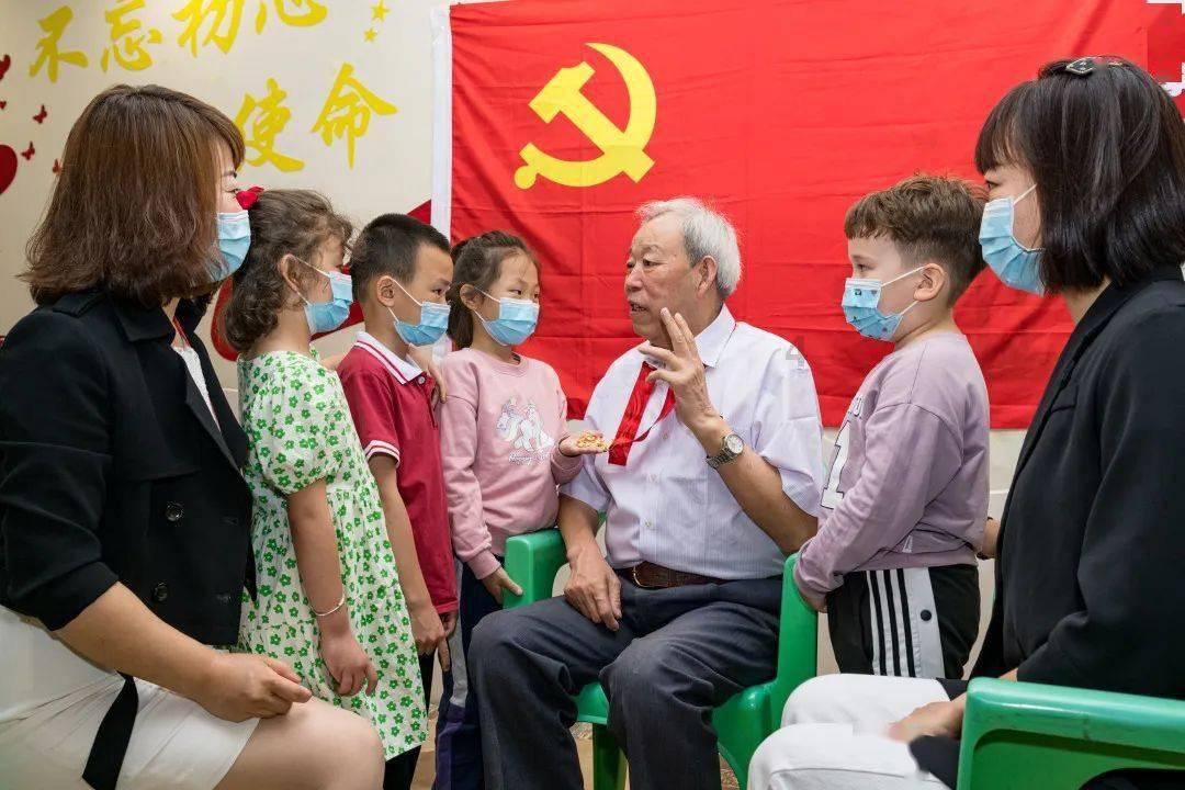 江西赣州市总工会开展迎新春“送万福、进万家”书法公益活动
